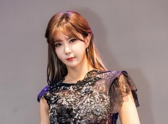 韩国籍主播许允美入驻斗鱼,8月20日直播间性感