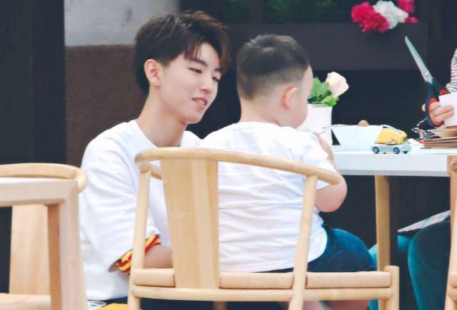 《中餐厅》叫王俊凯叔叔的男孩背景曝光,家境