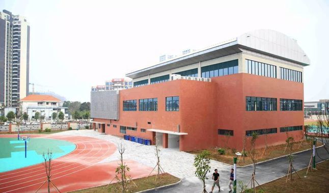 中山大学附属小学,附属中学位于唐家白浦路与情侣北路交界处西北侧.