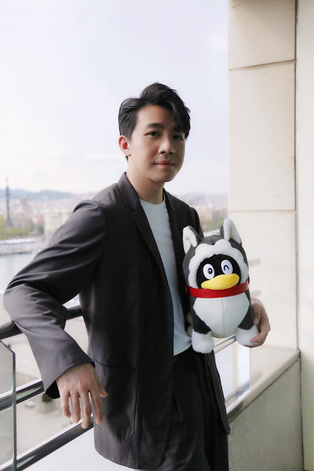 直击-俞灏明幸运成巴萨荣誉开赛使者 梅西吹响