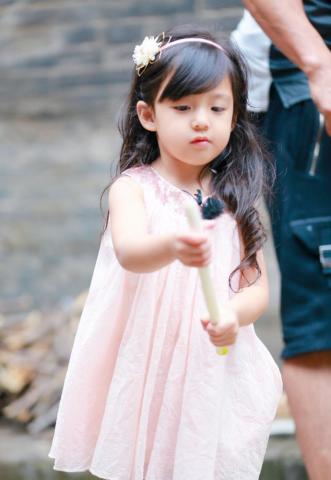 小泡芙和小亮仔参加综艺节目,网友:还记得大明湖畔的嗯哼吗?