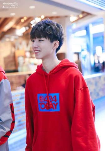 撞衫同款红色卫衣,18岁小鲜肉王俊凯赢了20岁