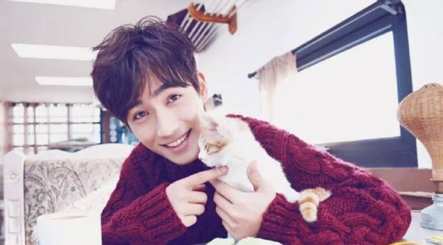 粉丝嘉年华采访,朱一龙出场穿高跟鞋?被吐槽身