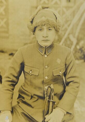 高松信造1938年进入三菱矿业,1942年曾以陆军少尉的身份加入关东军