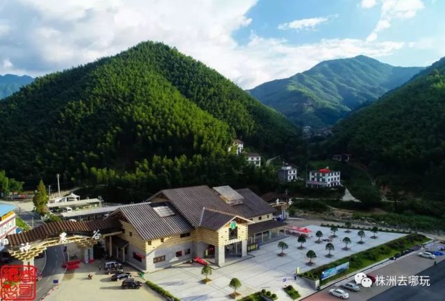 东坑飞瀑又名神农飞瀑,位于株洲市炎陵县大院农场西坑分场,属于神农谷