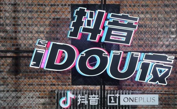 "网络孝子"再现抖音,妈妈去世第一时间在抖音中痛哭