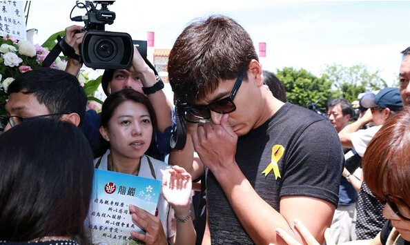 安钧璨告别仪式举行大小s数度泪崩