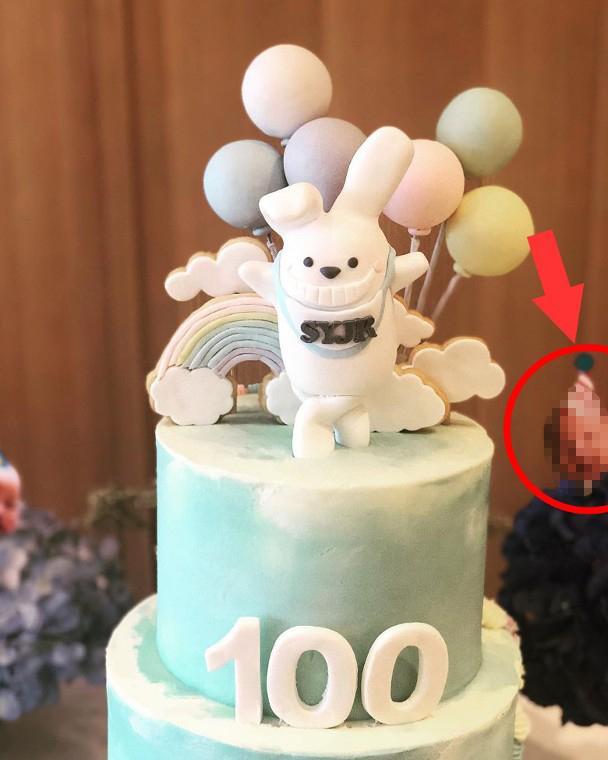 照片中,余文乐与妻子王棠云为生日宴准备了蛋糕及甜点,糕点以蓝色系为