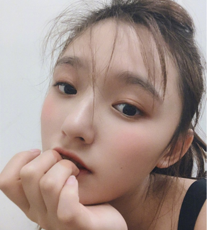 林允晒自拍,嘟嘴卖萌少女感十足,没有明星架子,太有魅力了!