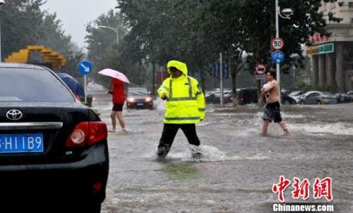 受“温比亚”影响，大连遭暴雨袭击内涝严重。朴峰 摄