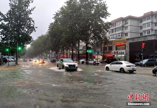 8月20日，受今年第18号台风“温比亚”的影响，辽宁省大连市普降大到暴雨，导致市内多处出现严重积水。朴峰 摄