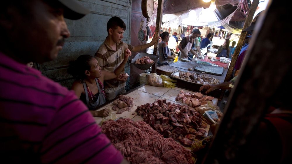 委内瑞拉人紧张地等待着戏剧性的经济改革 买