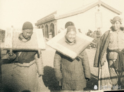 清朝犯人珍贵老照片,几位位带木伽的犯人,最后一位最惨!