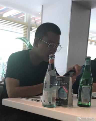 小五退伍很快回中国,贾乃亮独自外出吃午餐,昆凌聚会素颜出镜