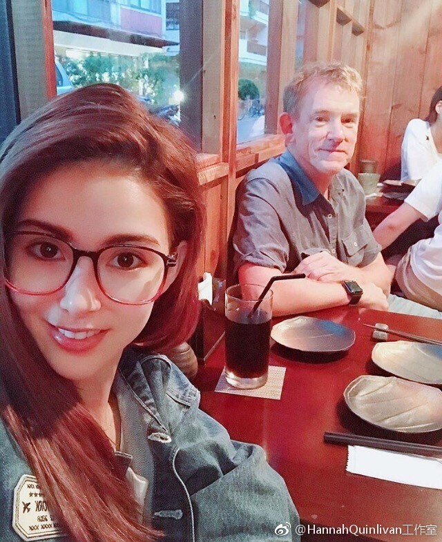 昆凌和朋友聚会素颜出镜,笑容甜美,网友:感觉隔