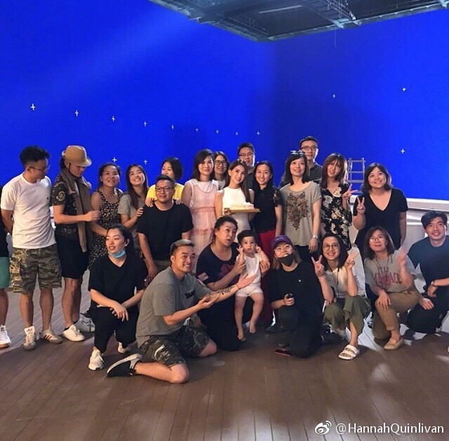 昆凌和朋友聚会素颜出镜,笑容甜美,网友:感觉隔