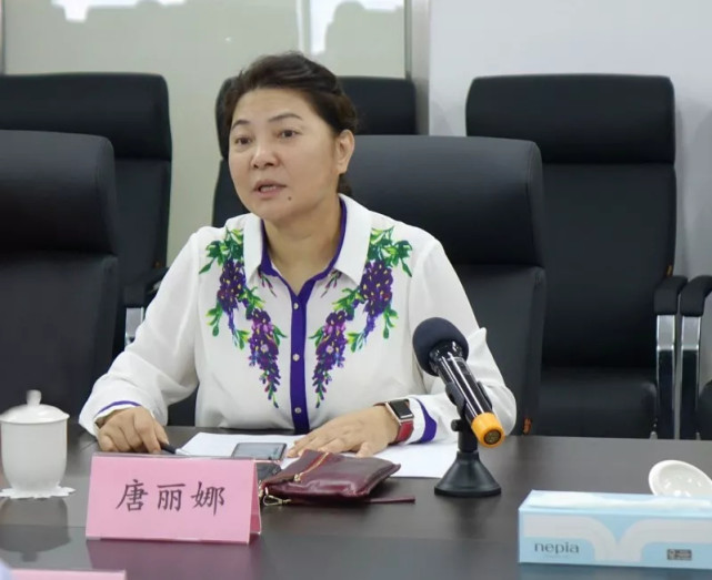 唐丽娜长期在上海公安系统任职,曾任上海市公安局指挥部副科长,研究室