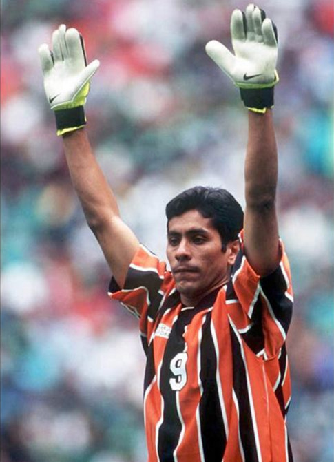 坎波斯身穿9号球衫坎波斯并不是唯①①位穿过9号的门将.