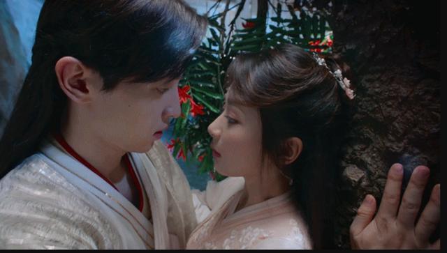 邓伦杨紫新剧玩亲亲,这个镜头让网友直呼:好像看到了赵丽颖