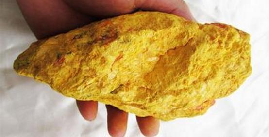 "信口"就是随口的意思,那么"雌黄"又是何意