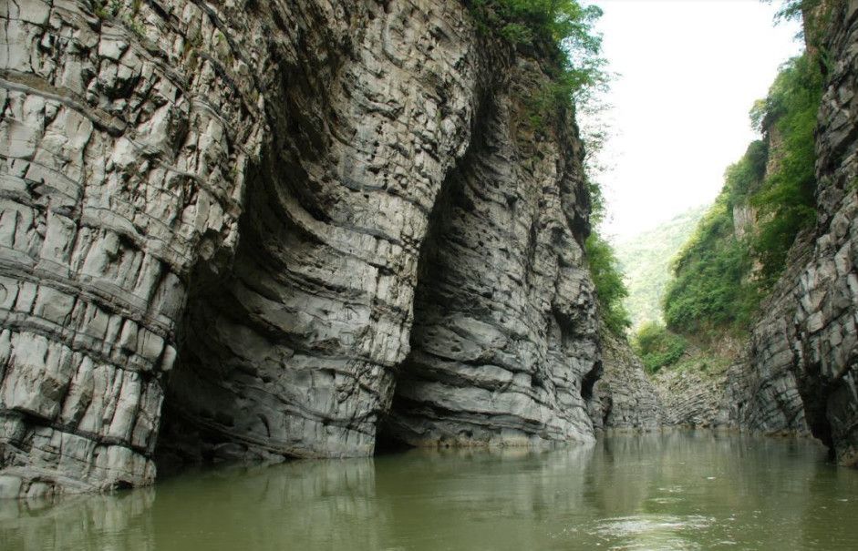 小三峡 当地特色美食 乌蒙烤全羊 所选用的羊肉是昭通本地天然放养