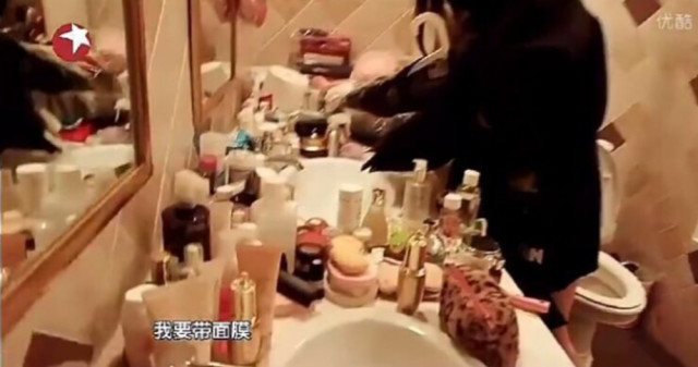 张馨予住房曾在节目中曝光 化妆品堆积成小山 结婚后素面朝天判若两人 腾讯网