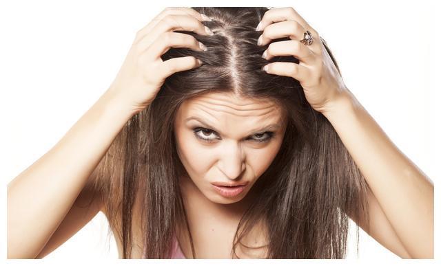 头皮上长了小疙瘩,究竟是毛囊炎还是脂溢性皮