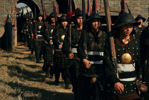 项羽也这么干过,他曾经坑杀了秦国军队20万士兵,到了三国时期和南北朝