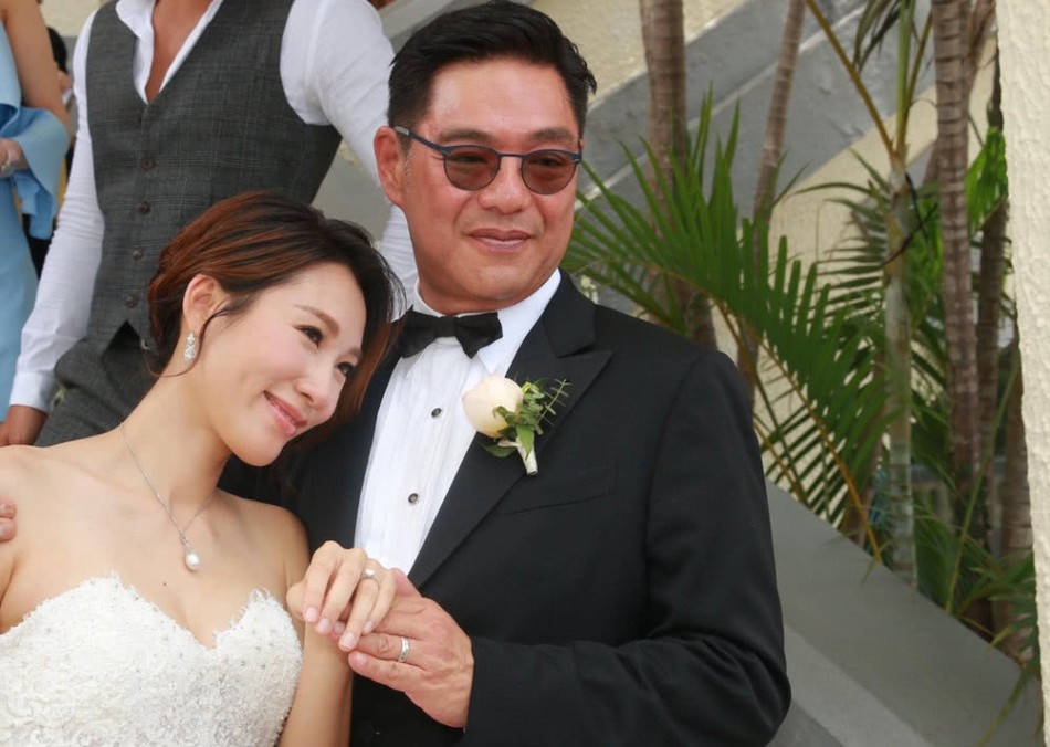 31岁tvb小花嫁56岁百亿富豪,挺孕肚坐游艇大方晒素颜照