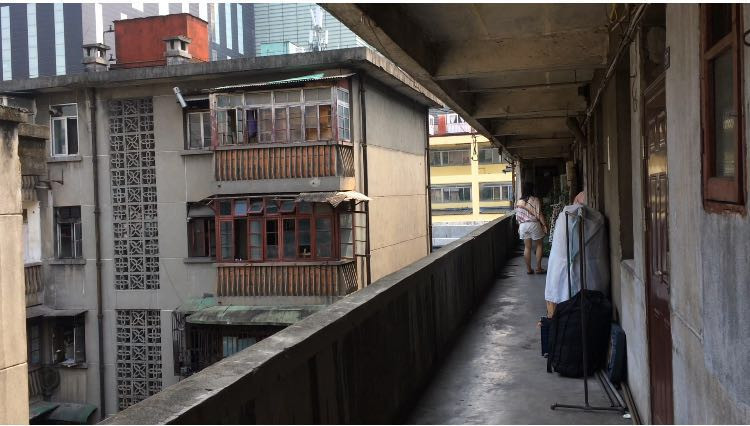 成都一居民楼内藏着27家古着店 无证经营已