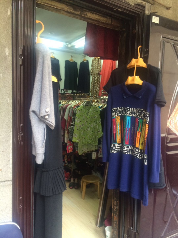 成都一居民楼内藏着27家古着店 无证经营已