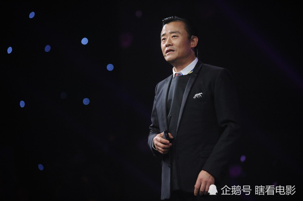 51岁周立波近照,现身活动发型新奇,模样