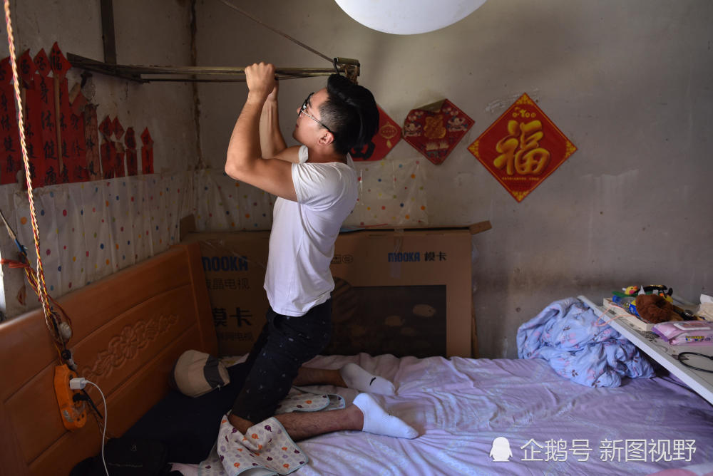 高位截瘫小伙把床当"健身房" 每天运动3小时防止肌肉萎缩