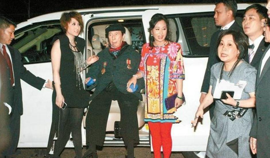 李嘉诚、何鸿燊90年代座驾对比。一个迷恋跑