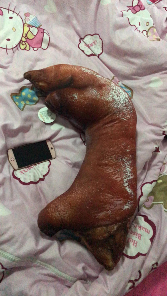 收到礼物女生瞬间哭了,是感动哭还是气哭,你