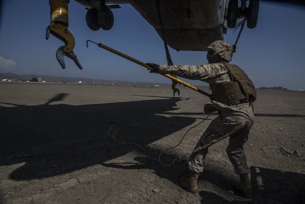 美军大耍钩镰枪,难道是古代兵器重上战场?