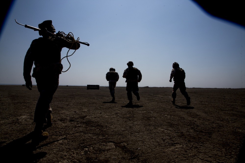 美军大耍钩镰枪,难道是古代兵器重上战场?