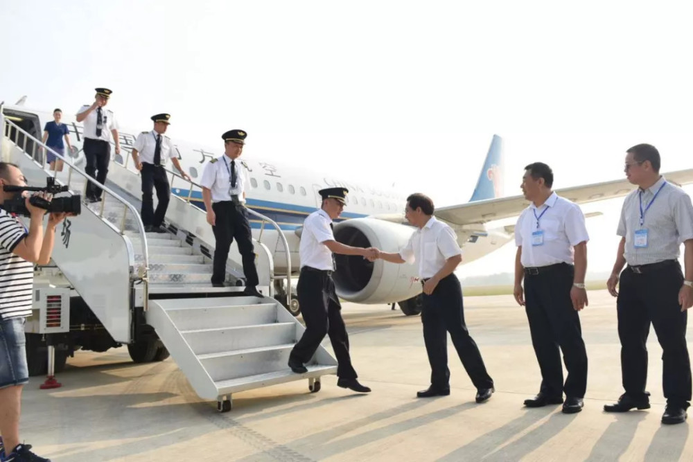 平江人最关心的三荷机场,昨日迎来首架民航客机!