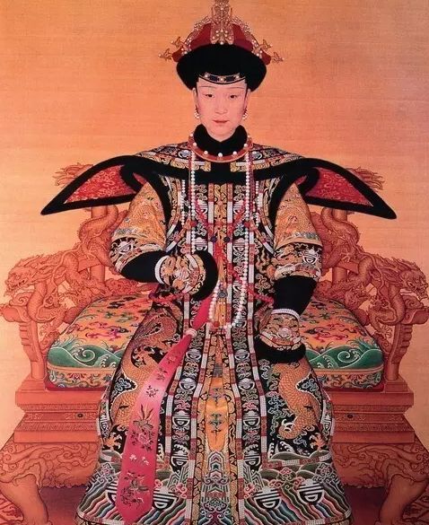 还原清代真实的宫廷衣着:色彩冷淡风,后妃吉服