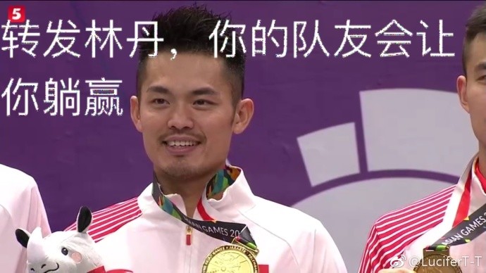 教练:林丹,你快热一下身. 林丹:我准备好上了,教练!