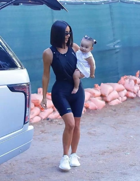 卡戴珊单臂抱娃出行,小芝加哥肤白q萌,比姐姐西北妹好看太多