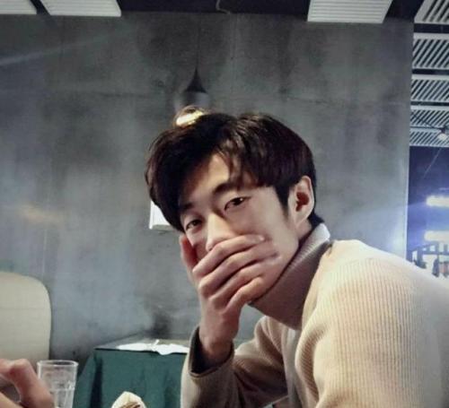 斗鱼七雄之艺帝帝,人暖枪刚,四指操作,8倍压枪