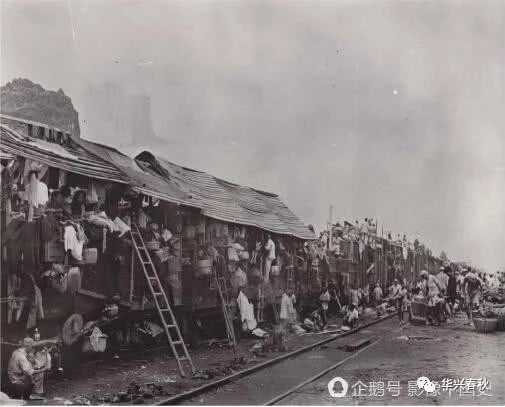 战争时期,火车就像是一个移动的家,车上的人