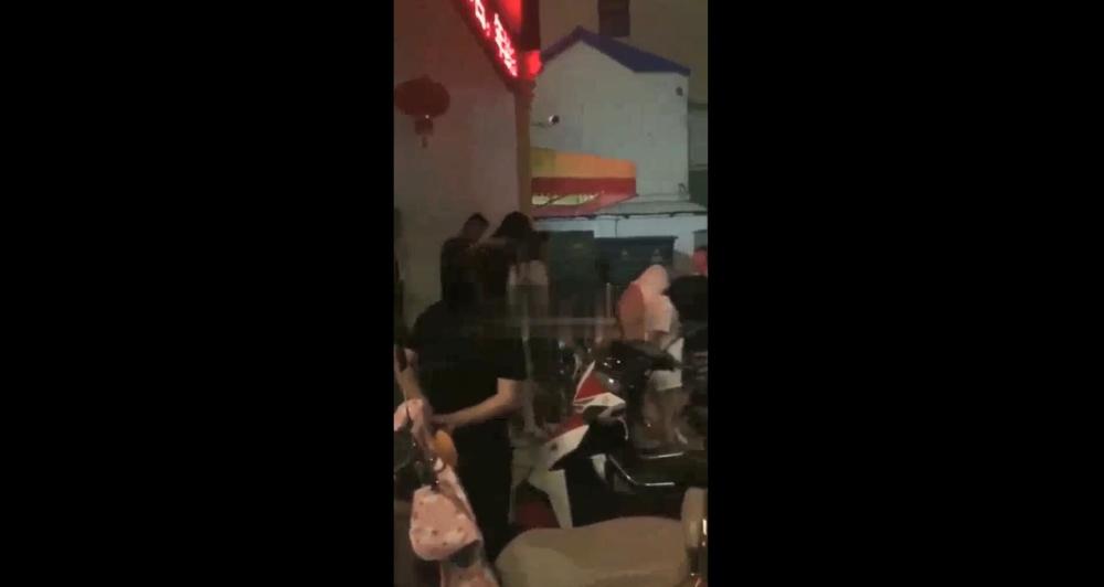 盐城沿河路新天地浴城扫黄 多名男女被带走