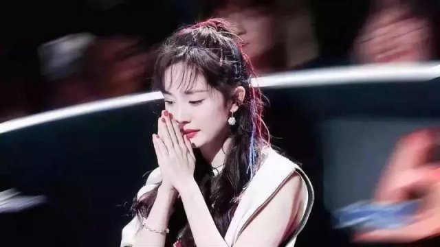 杨幂的麻花腿火了,两条腿还能扭成这样?网友:别轻易尝试