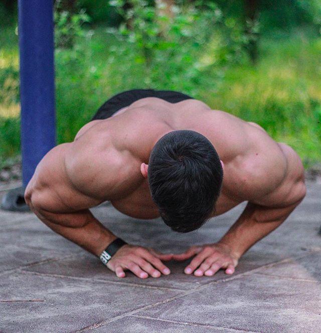 小伙徒手健身6年,痴迷负重俯卧撑,这块头举铁