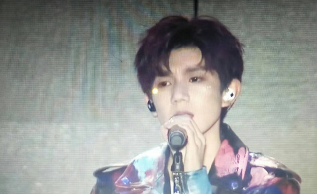 激光笔照明星事件层出不穷,tfboys演唱会也遭遇,网友:他们还是孩子