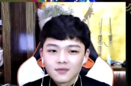 lol:辛巴扮女装大佬,大秀身材,直播间人气暴涨