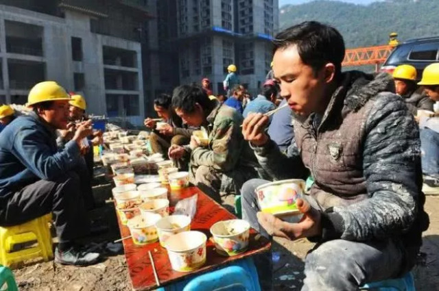 中国建筑工人现状!现在知道为什么会出现用工