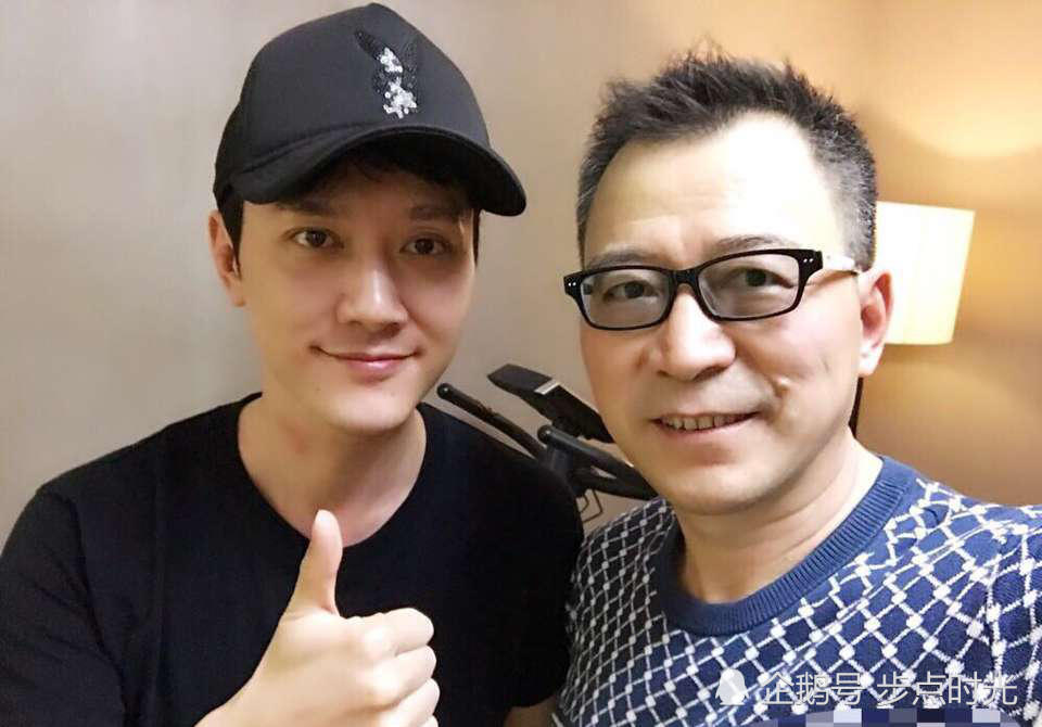 赵丽颖冯绍峰恋情再添实锤,戴情侣帽看望朋友